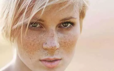 老年斑是怎么形成的，老年斑是體內(nèi)毒素過多嗎？