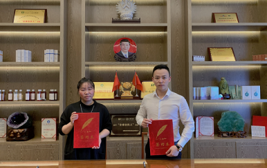 恭喜廣東潮州市潮安區(qū)龔女士成功簽約翌芙萊祛斑加盟店。